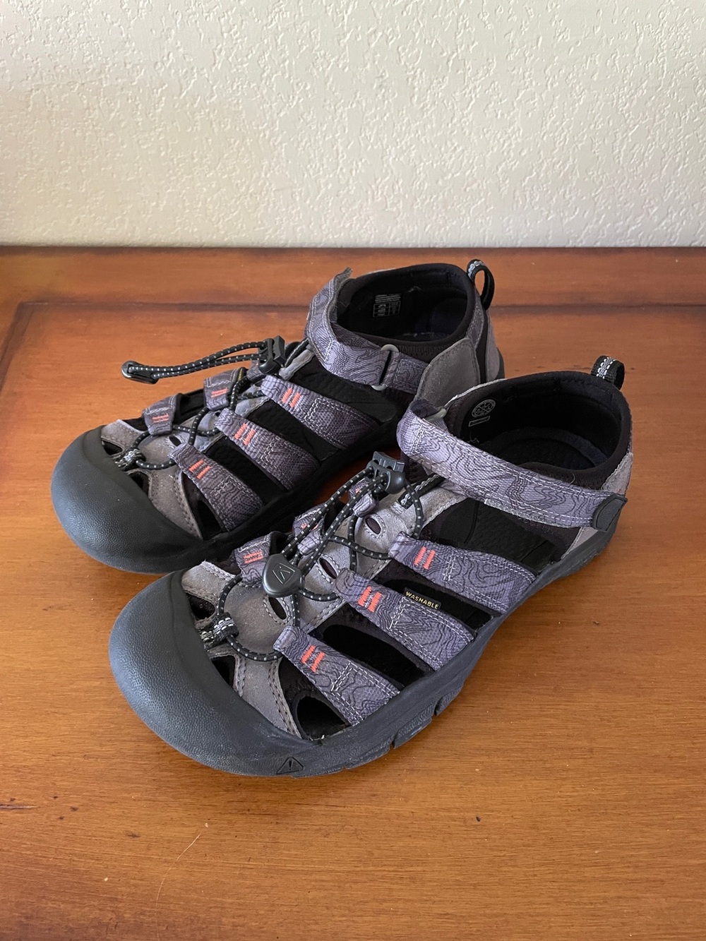 Keen Newport H2 Sandal Unisex Men 7 - Eur 39 - women 8.5/9
WaterProof Sport Gray